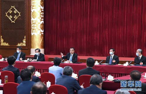 5月23日，中共中央政治局常委、国务院总理李克强看望出席全国政协十三届三次会议的科协、科技界委员并参加讨论。 新华社记者 饶爱民 摄