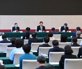 栗战书与民建、农工党界别政协委员共商国是