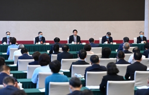 栗战书与民建、农工党界别政协委员共商国是