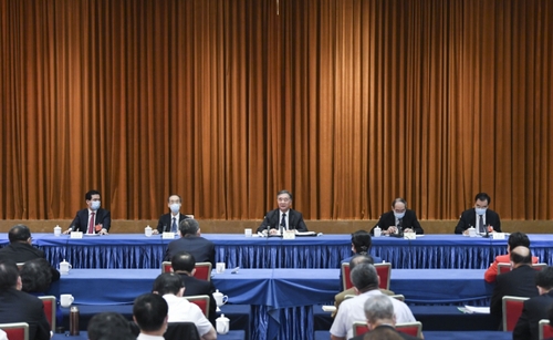 5月23日，中共中央政治局常委、全国政协主席汪洋看望出席全国政协十三届三次会议的民革、台盟、台联界委员并参加讨论。新华社记者 殷博古 摄