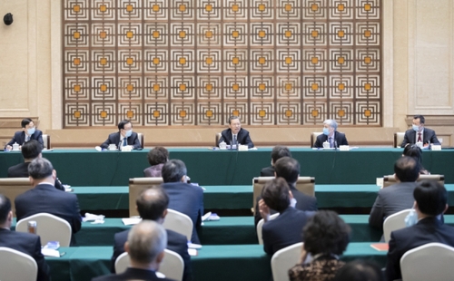 5月23日，中共中央政治局常委、中央纪委书记赵乐际看望出席全国政协十三届三次会议的民盟、致公党、侨联界委员并参加讨论。新华社记者 翟健岚 摄