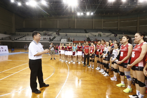 （二版2）天津市政协积极开展港澳青年交流活动。图为魏大鹏副主席与来津参加交流的香港女排队员交谈