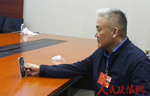 （一）和总书记座谈后，委员们拨通了他们的电话……