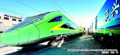 在中国铁路科技创新成就展上公开亮相的复兴号新型动车组。    本报记者  齐波  摄