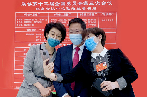 5月21日全国政协十三届三次会议开幕,“云两会”的媒体报道吸引委员眼球 特约委员记者 王宜 摄影