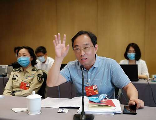 郑大发委员就如何加强政协调研、提升议政水平在小组讨论会上发言。 特邀委员记者 雷后兴 摄