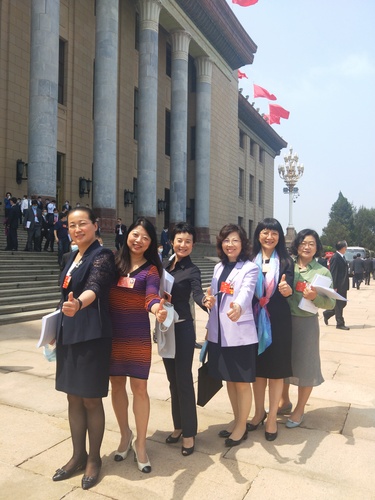 女委员们排排站，为政府工作报告点个赞。 特邀委员记者 甄贞 摄