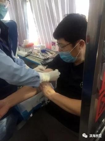 高庆军(右)参加无偿献血 高庆军(右)参加无偿献血