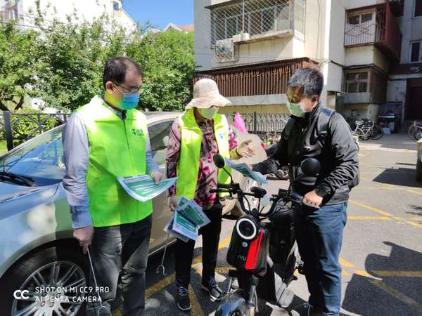 活动中委员们向居民群众发放垃圾分类宣传品 活动中委员们向居民群众发放垃圾分类宣传品