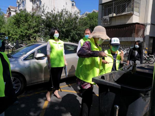 委员们实地检查垃圾桶内分类情况 委员们实地检查垃圾桶内分类情况