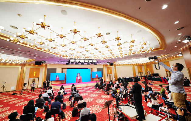 全国政协十三届三次会议第三场“委员通道”