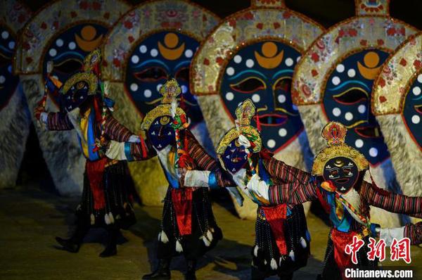 图为演员在剧中表演藏戏?！『闻罾?摄