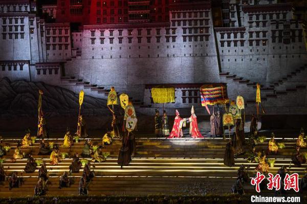 图为演员在演绎松赞干布迎娶文成公主?！『闻罾?摄