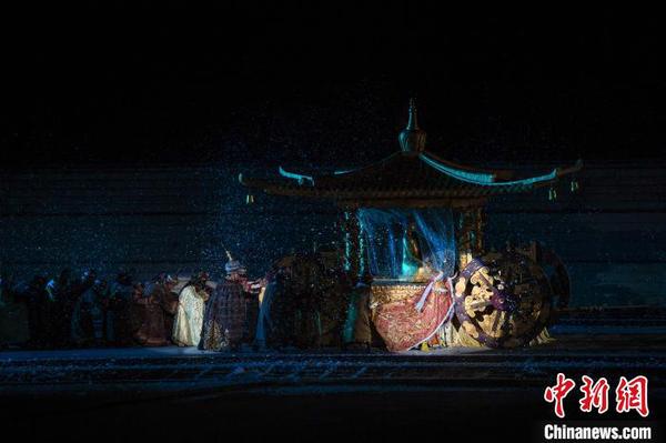 图为演员演绎和亲路途中的艰辛。　何蓬磊 摄