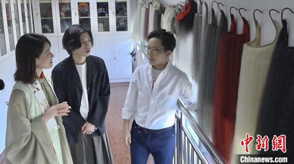 从练功房到戏服仓库、从化妆间到庭院，王珮瑜以直播的方式揭开京剧世界的美?！】涤裾?摄