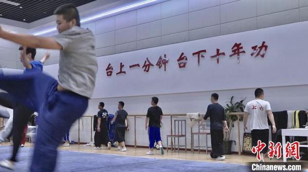 “台上一分钟、台下十年功”，排练厅内醒目的大字时刻提醒着演职员们要刻苦练功，不可懈怠。　康玉湛 摄