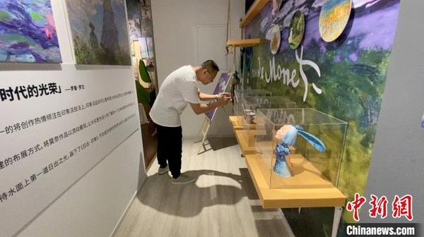 5日，在山西太原北美新天地，“莫奈·花园光影艺术展”吸引游客参观并体验?！∏鱿?摄