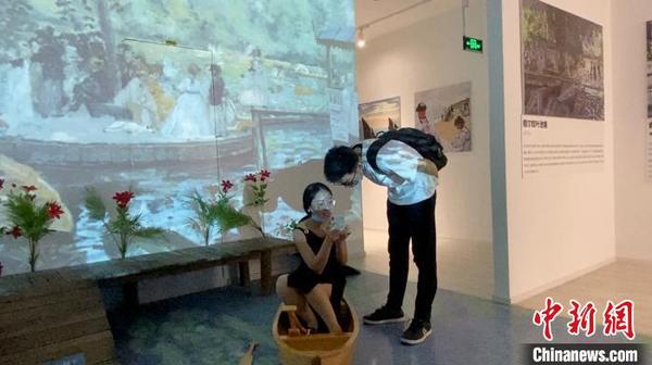 与传统画展不同，参观者可以坐在沙发上，也可以荡舟蛙塘中，沉浸式体验莫奈的印象派风格?！∏鱿?摄