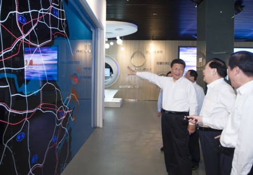 2015年5月25日中午，习近平来到浙江舟山。这是习近平在浙江舟山群岛新区城市展示馆，观看反映舟山近年经济社会发展的图片、沙盘和视频短片，向省、市负责同志详细了解有关情况。（新华社记者 谢环驰 摄）