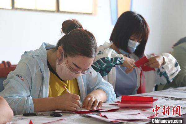 学员们认真练习剪纸艺术?！∮荣?摄