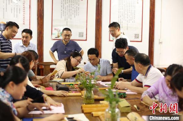 学竹刻品名作“常州新力·匠心传承”品牌活动走进留青竹刻