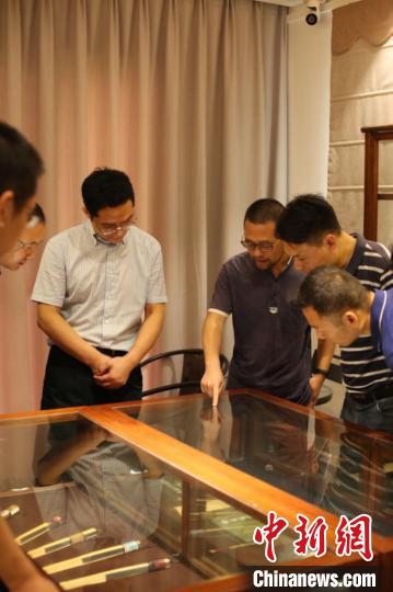 “常州新力·匠心传承——走进常州非遗”品牌活动走进留青竹刻 徐悦 摄 “常州新力·匠心传承——走进常州非遗”品牌活动走进留青竹刻 徐悦 摄