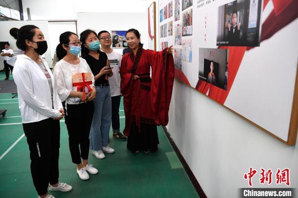 “行动——阳陵人战疫录”主题展览开展。　田进 摄