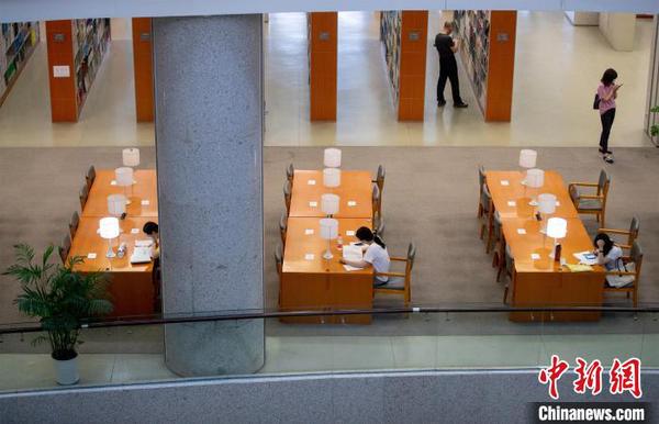 读者间隔就座，保持安全距离 张畅 摄