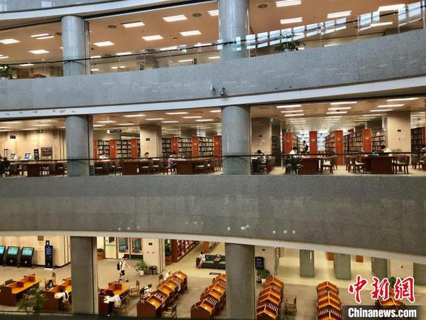 湖北省图书馆恢复开放 竺佳怡 摄