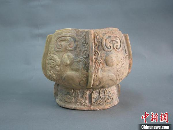 楼署红修复的南宋官窑仿青铜陶卣残片，左侧为修复后的?！⊥τ?摄