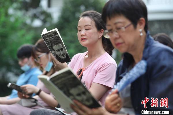 现场观众阅读、品味诗歌的魅力?！≌藕辔?摄