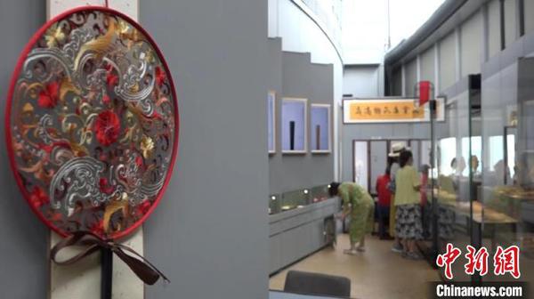 6月13日，在上海中心举行的扇子展吸引了不少观众?！⌒烀黝?摄