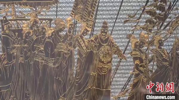邢伟中作品——黑檀浅刻描金扇《贵妃出巡图》在现场展出。　徐明睿 摄