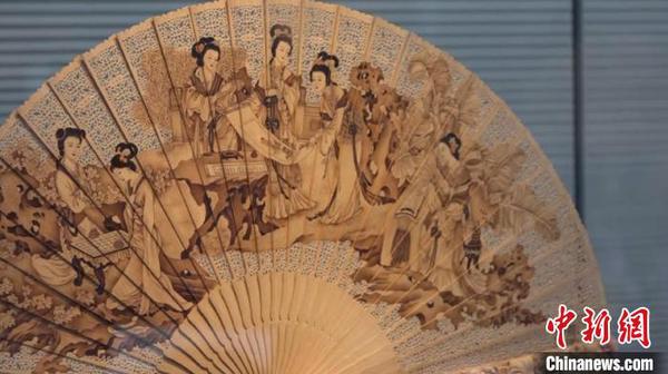 6月13日，在上海中心举行的扇子展吸引了不少观众?！⌒烀黝?摄