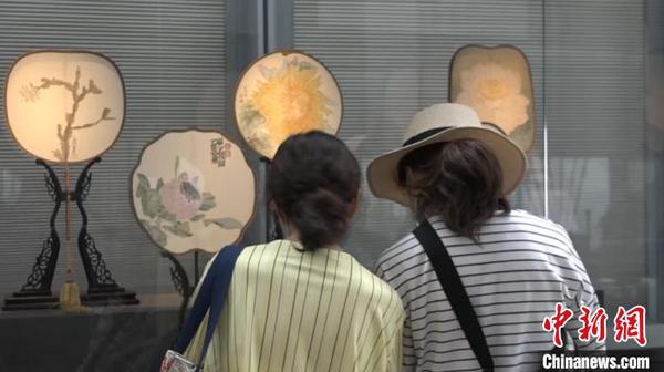 6月13日，在上海中心举行的扇子展吸引了不少观众?！⌒烀黝?摄