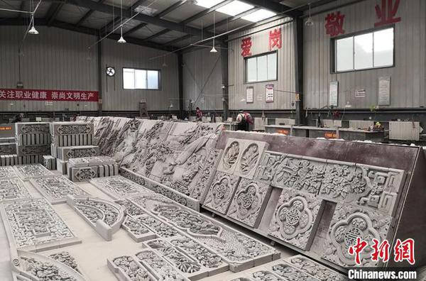 图为临夏非遗扶贫就业工坊砖雕作品?！×跤裉?摄