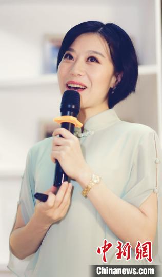 文化和自然遗产日，“非遗”闽剧传承人、一级演员林颖在福州市总工会举办的“劳模大讲坛”与大家分享《非遗薪传 闽韵流芳——闽剧艺术守护者》的故事?！〕滦∧?摄