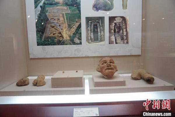 展出的“牛河梁遗址”及出土文物?！±顣?摄