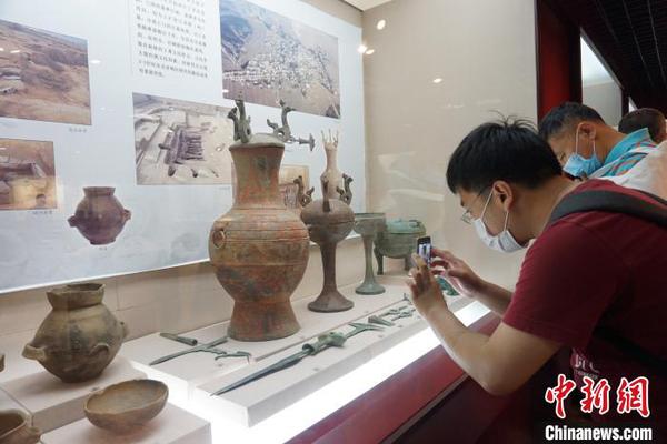 观众在参展。　李晛 摄