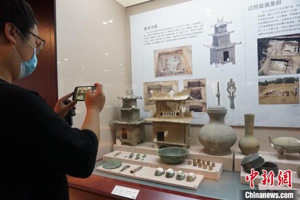 观众在参展。　李晛 摄