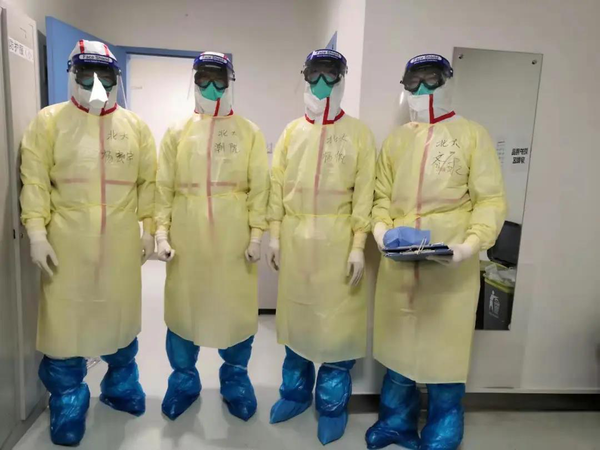 图片3：第一次进入接管病区前，李海潮（左二）与他的队员们