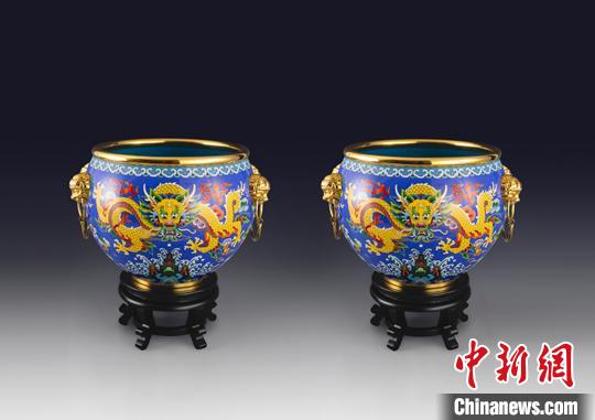 景泰蓝《盛世吉祥？大龙缸》以神秘玛瑙蓝、高贵帝王黄为主色调，以故宫正龙纹为主纹饰，辅以如意云头纹、江崖海水纹等皇家传统纹饰点缀，五爪金龙威武雄视，寓意吉祥富贵、国泰民安?！∷镅钦?摄