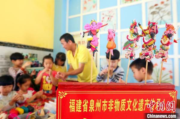 “妆糕人”的人物造型惟妙惟肖?！〕旅骼?摄