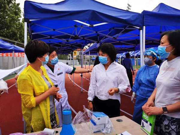 耿嘉玮委员在核酸检测现场指挥调度 耿嘉玮委员在核酸检测现场指挥调度