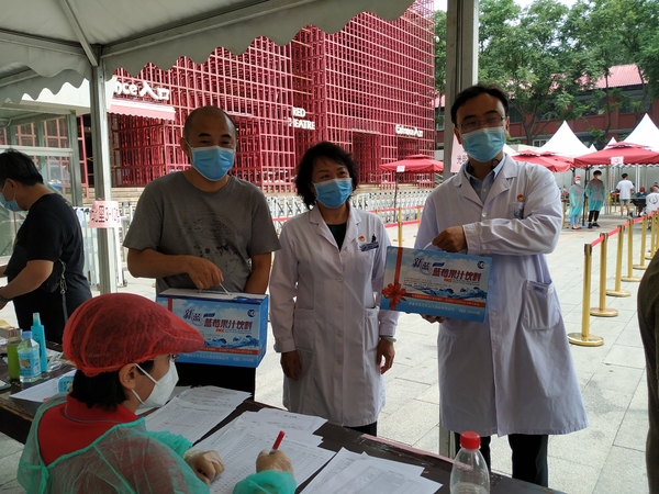 刘富勇委员向参与核酸检测人员赠送清凉饮料 刘富勇委员向参与核酸检测人员赠送清凉饮料