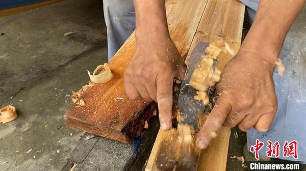 俞国炎正在刨船板?！∏糠?摄