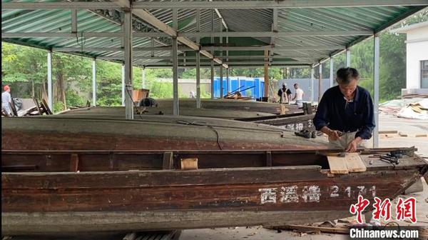 修补西溪湿地游船?！∏糠?摄