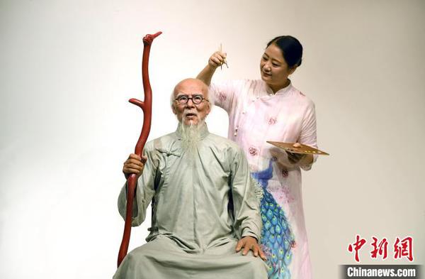 周雪蓉为齐白石蜡像作品作色彩调整 姬东 摄 周雪蓉为齐白石蜡像作品作色彩调整 姬东 摄