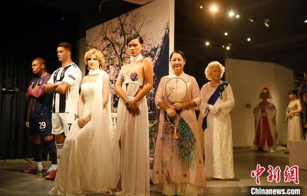 周雪蓉与蜡像作品站在了一起 姬东 摄 周雪蓉与蜡像作品站在了一起 姬东 摄