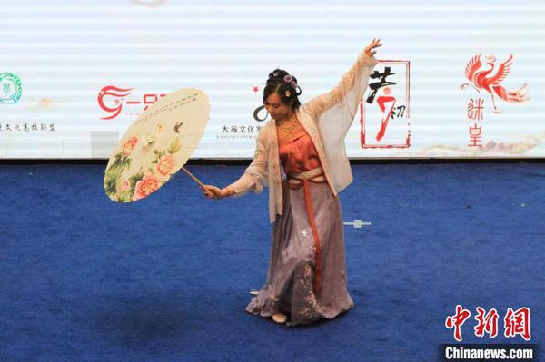 轻歌曼舞?！∩虻畛?摄